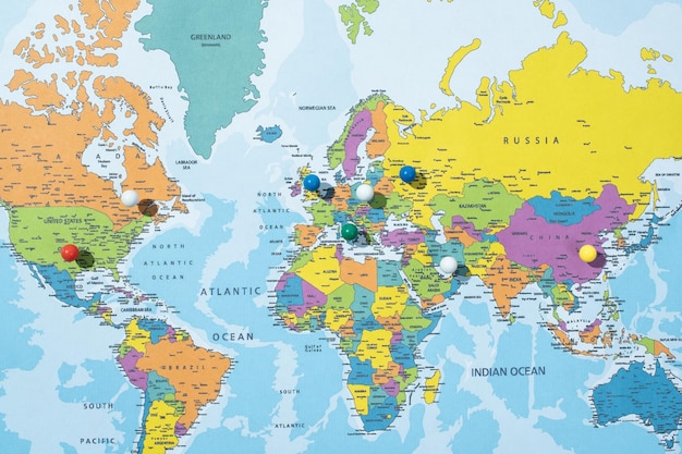 Varias ubicaciones con pasadores alfiler en primer plano del mapa