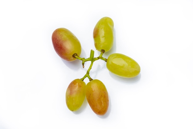 Varias uvas aislado sobre fondo blanco.