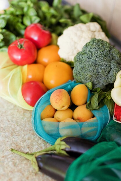 Varias verduras en bolsas ecológicas textiles