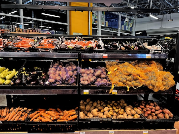 Varias verduras frescas en el estante del supermercado