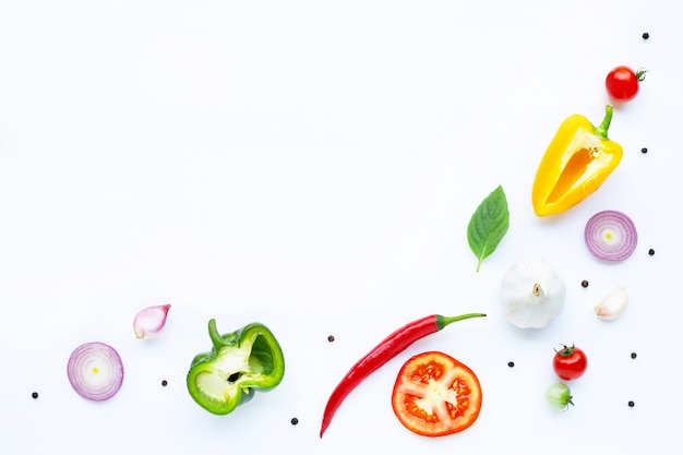 Varias verduras frescas y hierbas en blanco. Concepto de alimentación saludable