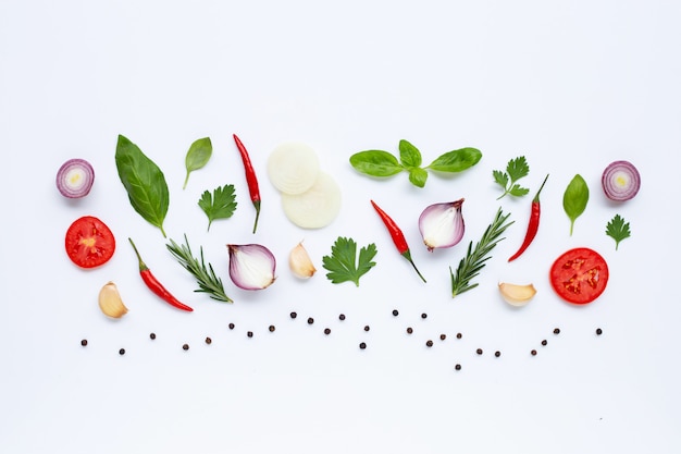 Varias verduras frescas y hierbas en el fondo blanco. Concepto de alimentación saludable