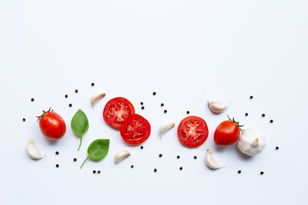 Varias verduras frescas y hierbas en el fondo blanco. Concepto de alimentación saludable