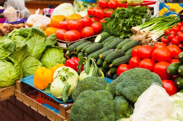 Varias verduras frescas en el mercado al aire libre de cerca