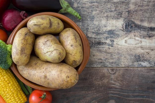 Foto varias verduras frescas saludables en la mesa de madera vista superior espacio de copia