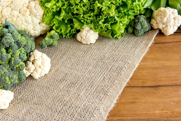 Varias verduras en una mesa de cocina