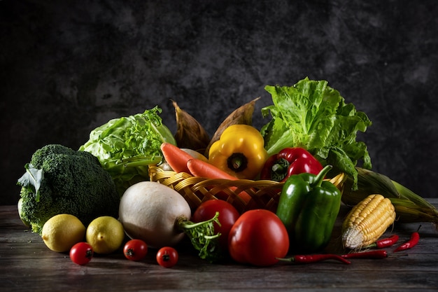 Varias verduras orgánicas en la cesta