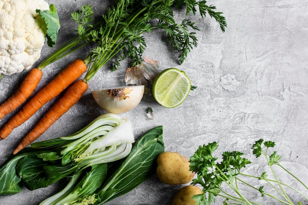 Varias verduras orgánicas frescas en una encimera de cocina gris