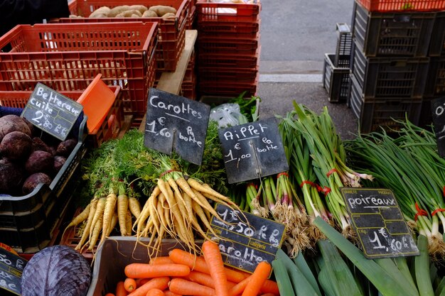 Foto varias verduras para la venta en el puesto del mercado