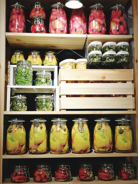Foto varias verduras para la venta en la tienda