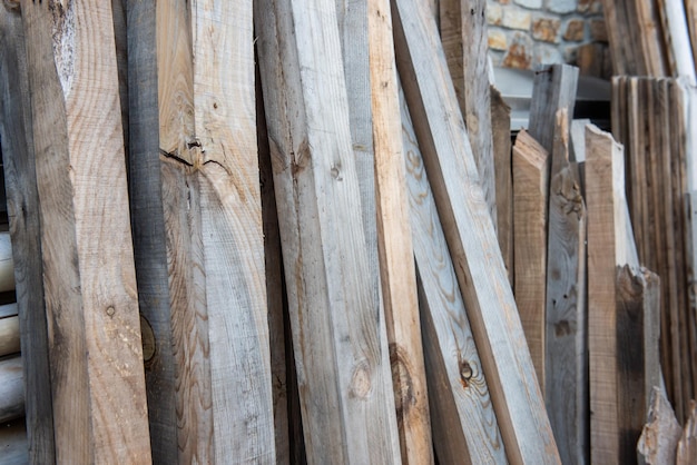 várias vigas e tábuas de madeira para um novo material de construção de renovação de casa