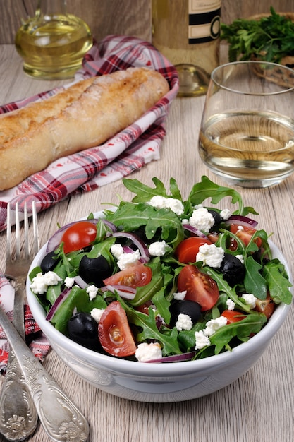 Variation von griechischem Salat mit Rucola-Kirschscheiben Feta und Oliven