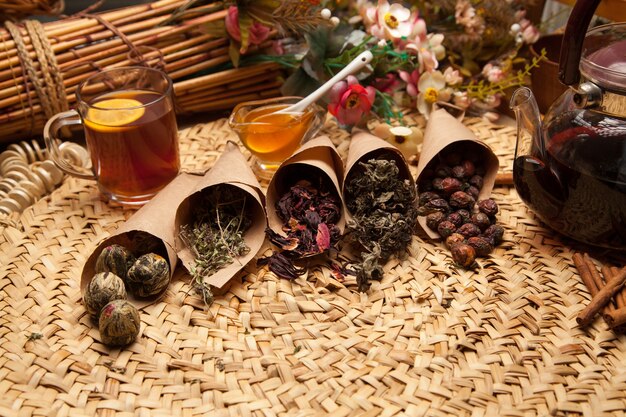 Variationen von Gewürzen für Tee, gesunde Ergänzungen für Nährgetränke. Trockenes Kraut als aromatisches Gewürz.