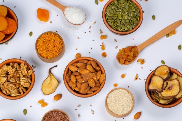 Una variedad de alimentos están en una mesa.