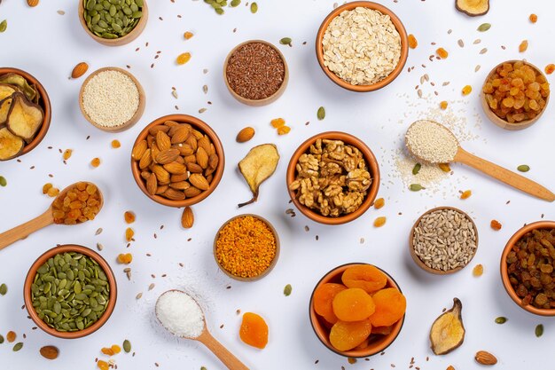 Una variedad de alimentos están en una mesa.