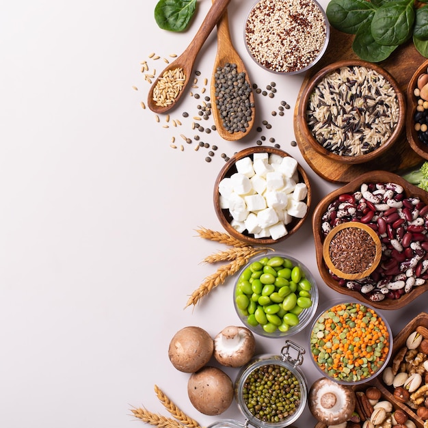Variedad de alimentos proteicos veganos a base de plantas legumbres lentejas frijoles