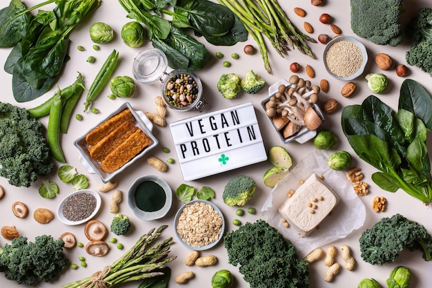 Variedad de alimentos proteicos veganos a base de plantas