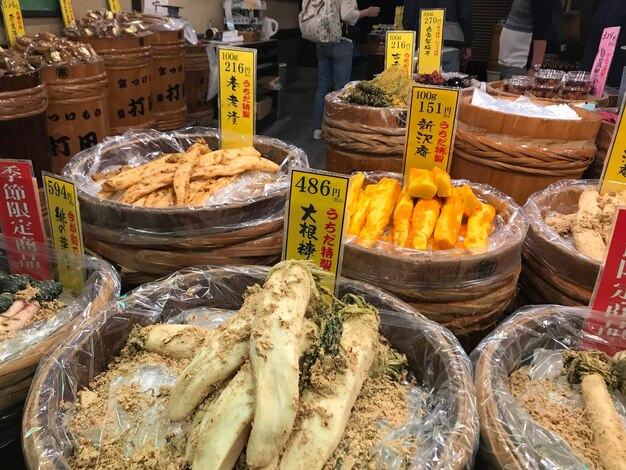 Foto variedad de alimentos para la venta en los puestos del mercado