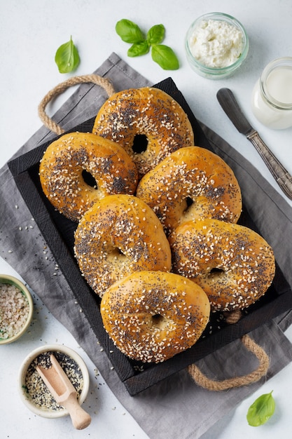 Variedad de bagels integrales frescos con semillas de amapola