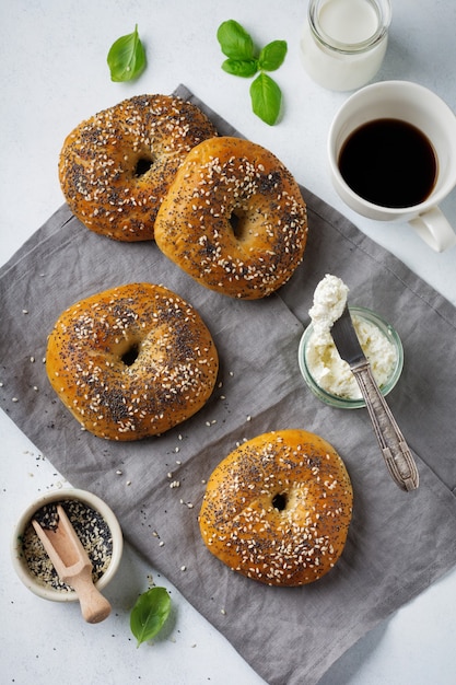 Variedad de bagels integrales frescos con semillas de amapola