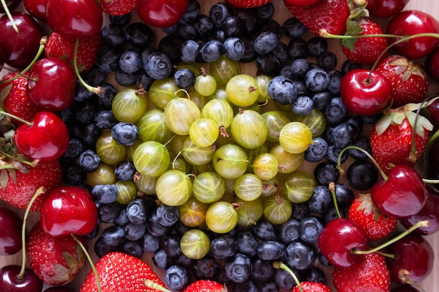 Variedad de bayas - bayas. Fresas, arándanos grosella, moras.