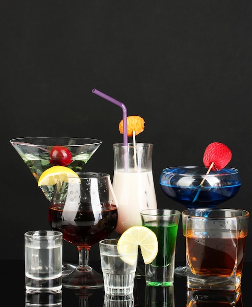 Foto una variedad de bebidas alcohólicas aisladas en negro