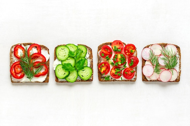 Variedad de bocadillos para el desayuno.