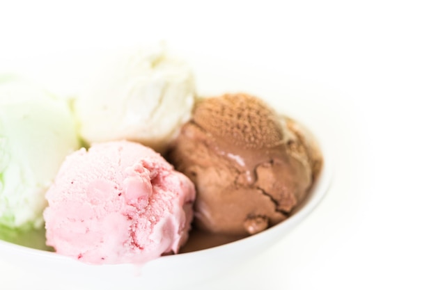 Variedad de bolas de helado en un recipiente blanco.