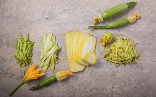 Variedad calabacín fideos vegetales calabacín espaguetis sobre gris