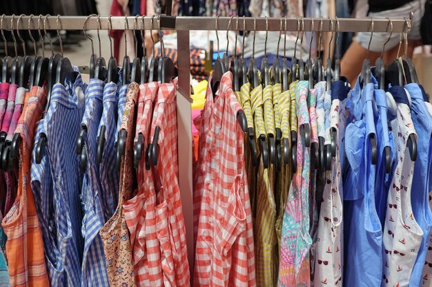 Variedad de camisetas de verano de colores en el estante de la tienda.