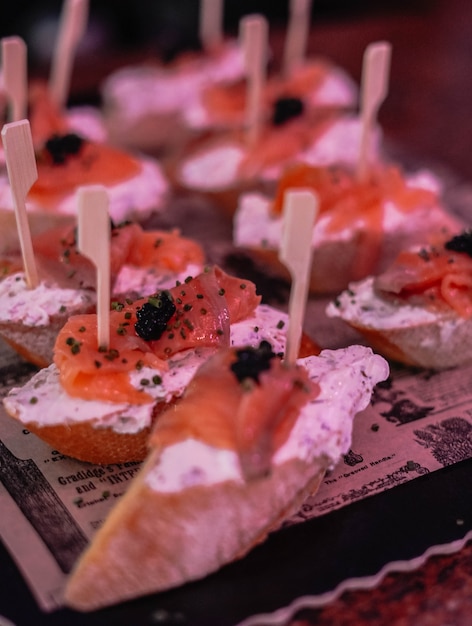 variedad de canapés buffet en un bar español