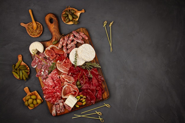 Variedad de carne en una tabla de madera.