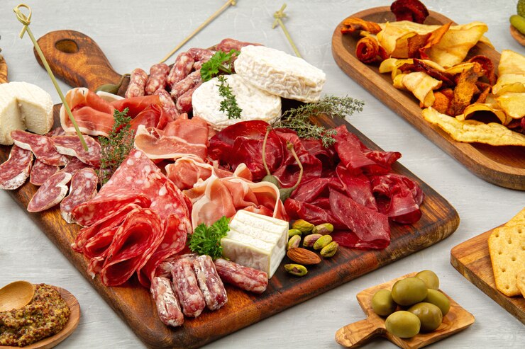 Variedad de carne en una tabla de madera.