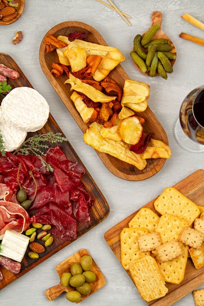 Variedad de carne en una tabla de madera.