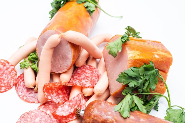 Variedad de carnes en una tabla redonda.