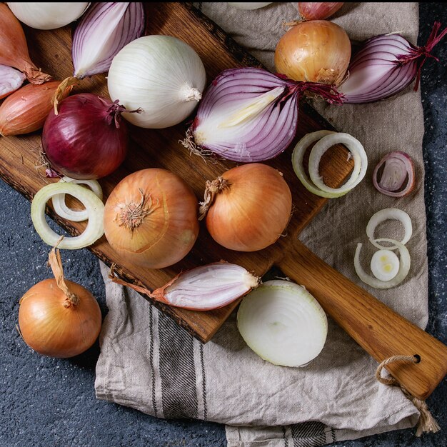 Variedad de cebolla entera y en rodajas