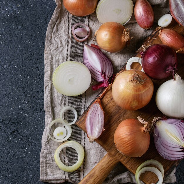 Variedad de cebolla entera y en rodajas