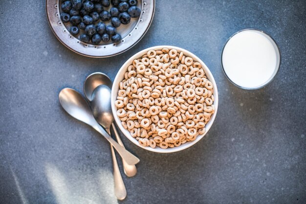 Variedad de cereales de grano entero y muesli para el desayuno en cuencos sobre un fondo de madera ligero Comida rápida Vista superior Espacio para el texto