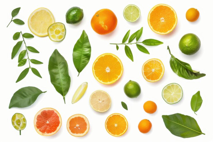 Una variedad de cítricos y hojas verdes dispuestas sobre un fondo blanco que muestran colores vibrantes y frescura