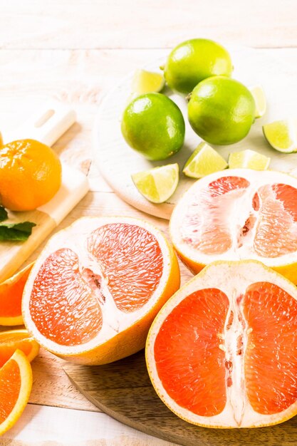 Variedad de cítricos que incluyen limones, líneas, pomelos y naranjas.