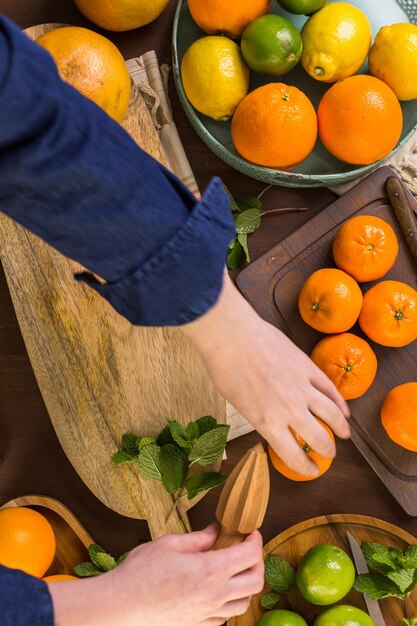 Variedad de cítricos que incluyen limones, líneas, pomelos y naranjas.