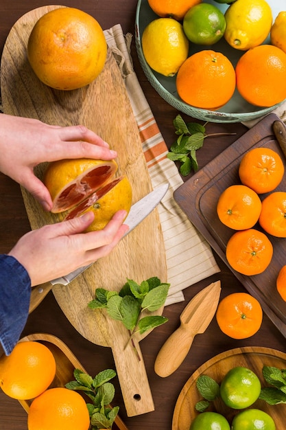 Variedad de cítricos que incluyen limones, líneas, pomelos y naranjas.