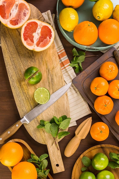 Variedad de cítricos que incluyen limones, líneas, pomelos y naranjas.