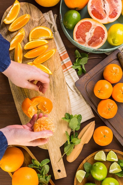 Variedad de cítricos que incluyen limones, líneas, pomelos y naranjas.