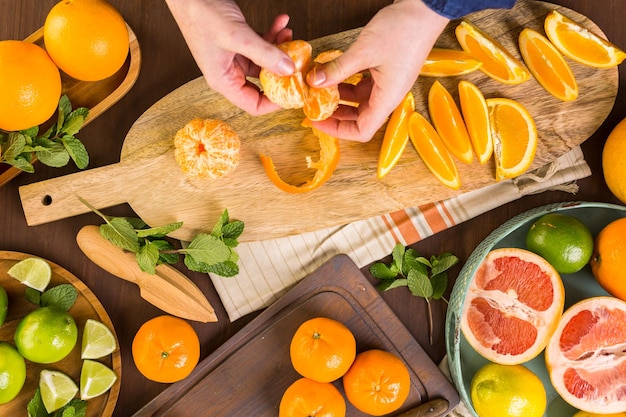 Foto variedad de cítricos que incluyen limones, líneas, pomelos y naranjas.