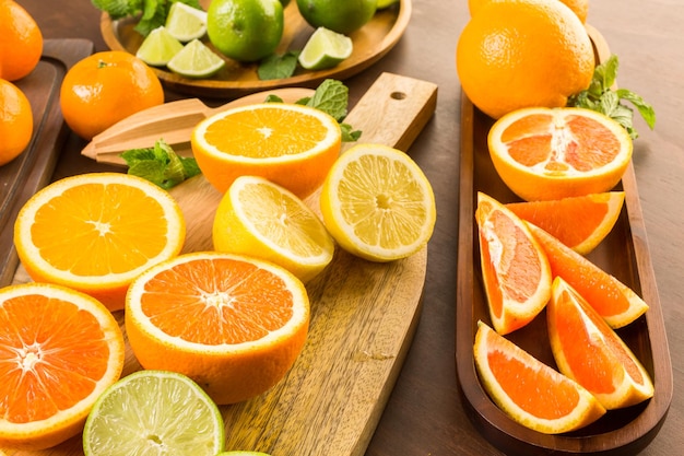 Variedad de cítricos que incluyen limones, líneas, pomelos y naranjas.