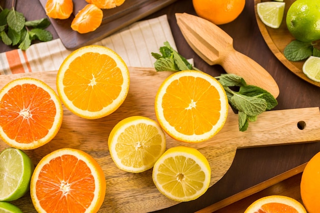 Variedad de cítricos que incluyen limones, líneas, pomelos y naranjas.