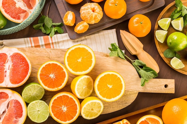 Foto variedad de cítricos que incluyen limones, líneas, pomelos y naranjas.