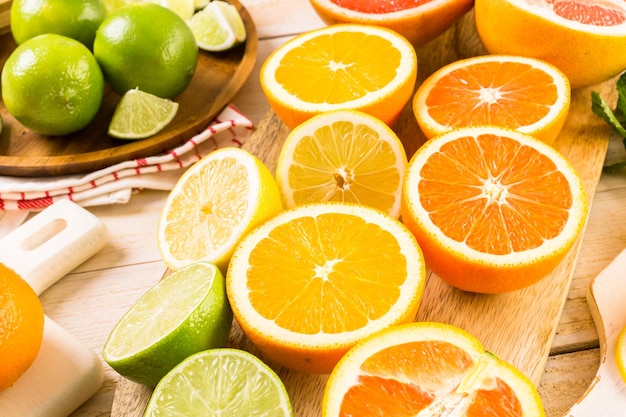 Foto variedad de cítricos que incluyen limones, líneas, pomelos y naranjas.