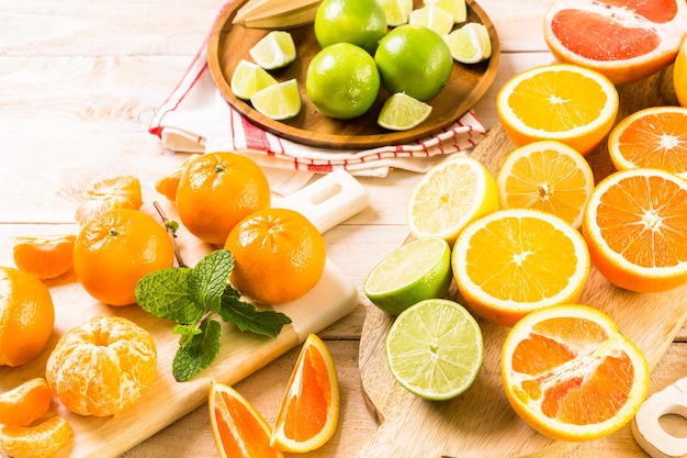 Variedad de cítricos que incluyen limones, líneas, pomelos y naranjas.